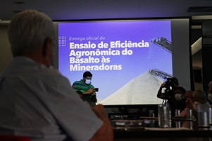 Mineradoras de Uberlândia recebem estudo para registro da exploração do pó de basalto