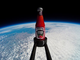 Heinz e o Instituto Espacial Aldrin plantam tomates Heinz em solo com condições de Marte