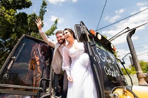 Cliente celebra casamento com retroescavadeira New Holland B110B