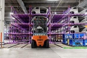 As empilhadeiras contrabalançadas elétricas TOYOTA Traigo são confiáveis em operações pesadas