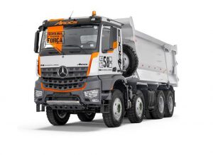 Homens mais fortes do mundo são desafiados a puxar o caminhão extrapesado Mercedes-Benz Arocs 8x4