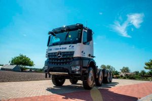 Fagundes Construção e Mineração é o primeiro cliente a receber o Mercedes-Benz Arocs 8x4